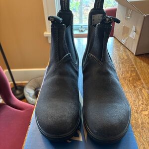 Blundstone black suede women’s size 9. Men's size 7. Brand new never worn!